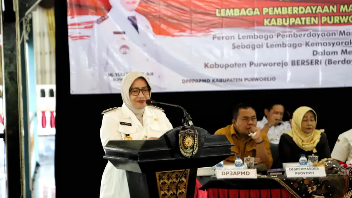 Bupati Purworejo Yuli Hastuti memberikan arahan kepada pengurus Lembaga Pemberdayaan Masyarakat Desa (LPMD). (Dokumentasi Prokopim Purworejo)