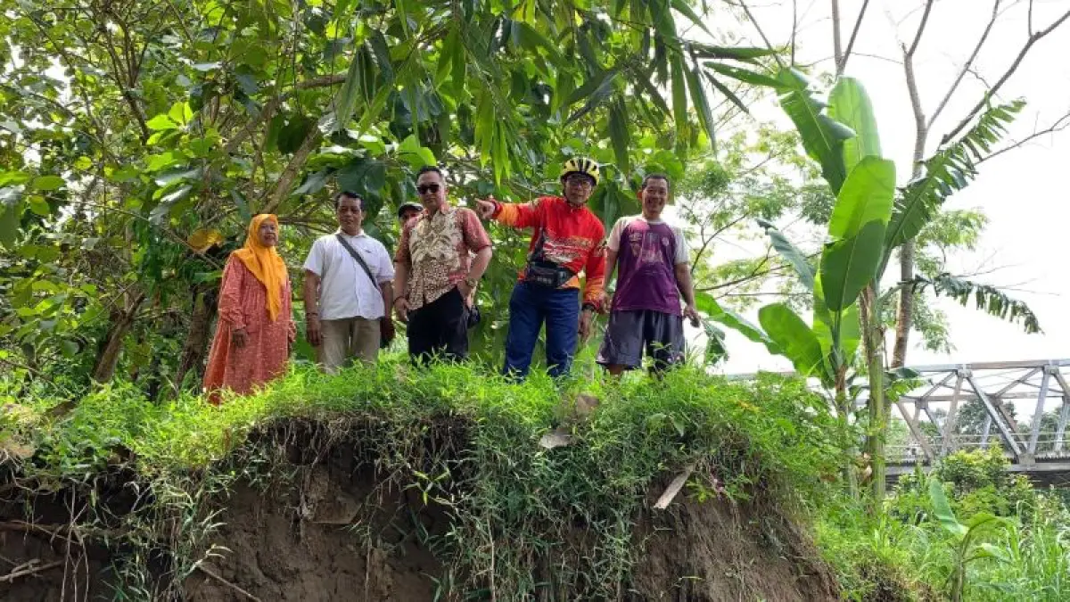 CEK: Anggota Komisi C DPRD DIY meninjau pelebaran Sungai Serang, Kalurahan Pengasih. (ANOM BAGASKORO/RADAR JOGJA)