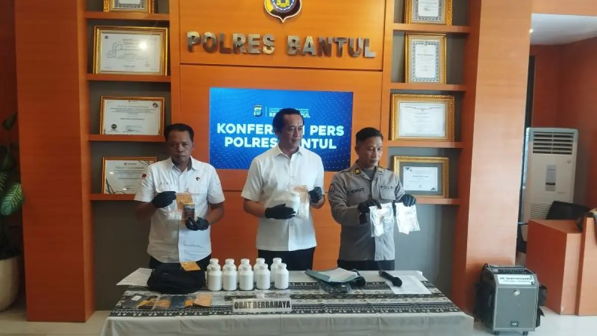 GELAR PERKARA: Jajaran Polres Bantul tunjukkan barang bukti pil Y saat jumpa pers Rabu (8/4).&nbsp;(Cintia&nbsp;Yuliani/Radar Jogja)