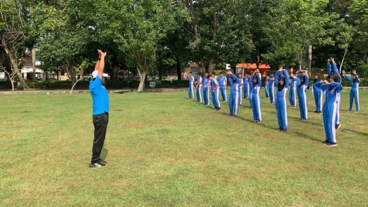 KONSISTEN: Suharyadi tetap semangat walau harus mengajar dari pagi hingga sore hari. (ANOM BAGASKORO/RADAR JOGJA)