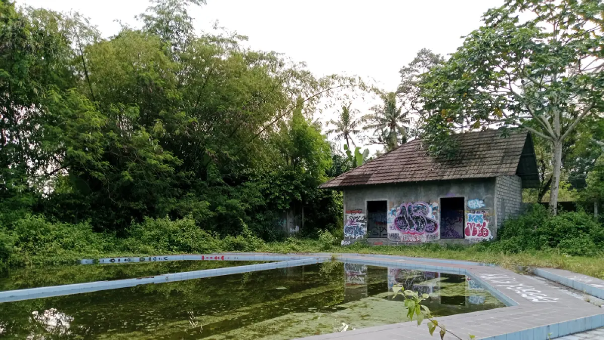 MANGKRAK: Kolam renang di Seyegan jadi objek penyidikan Kejari Sleman. Diduga berpotensi terjerat kasus korupsi. Delima Purnamasari/Radar Jogja

