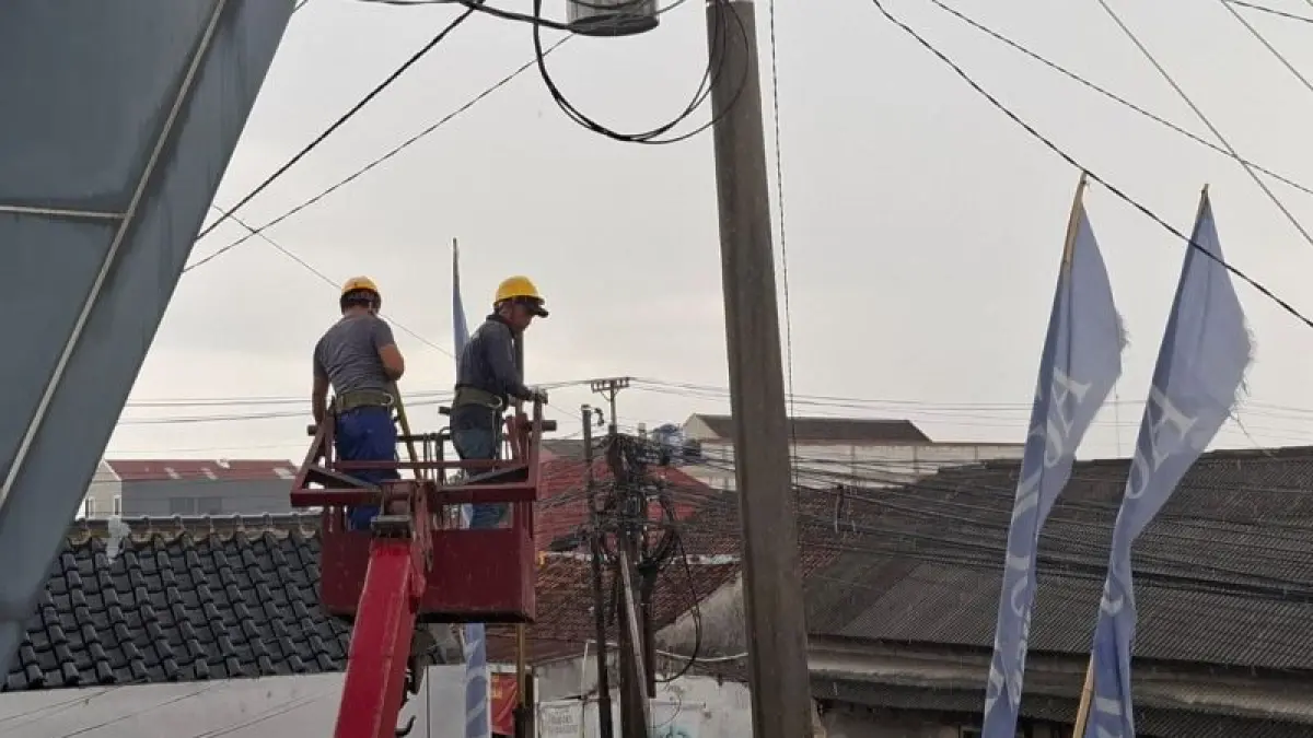 Petugas PLN melakukan pemeliharaan listrik di wilayah Manukan, Condongcatur, Depok, Sleman beberapa waktu lalu. (Dok Radar Jogja)