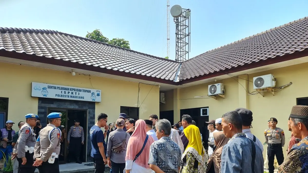 RAMAI: Warga Sambeng, Borobudur mendatangi bagian SPKT Polresta Magelang untuk melaporkan dugaan pemalsuan tanda tangan, Senin (8/4/2026). NAILA&nbsp;NIHAYAH/RADAR JOGJA