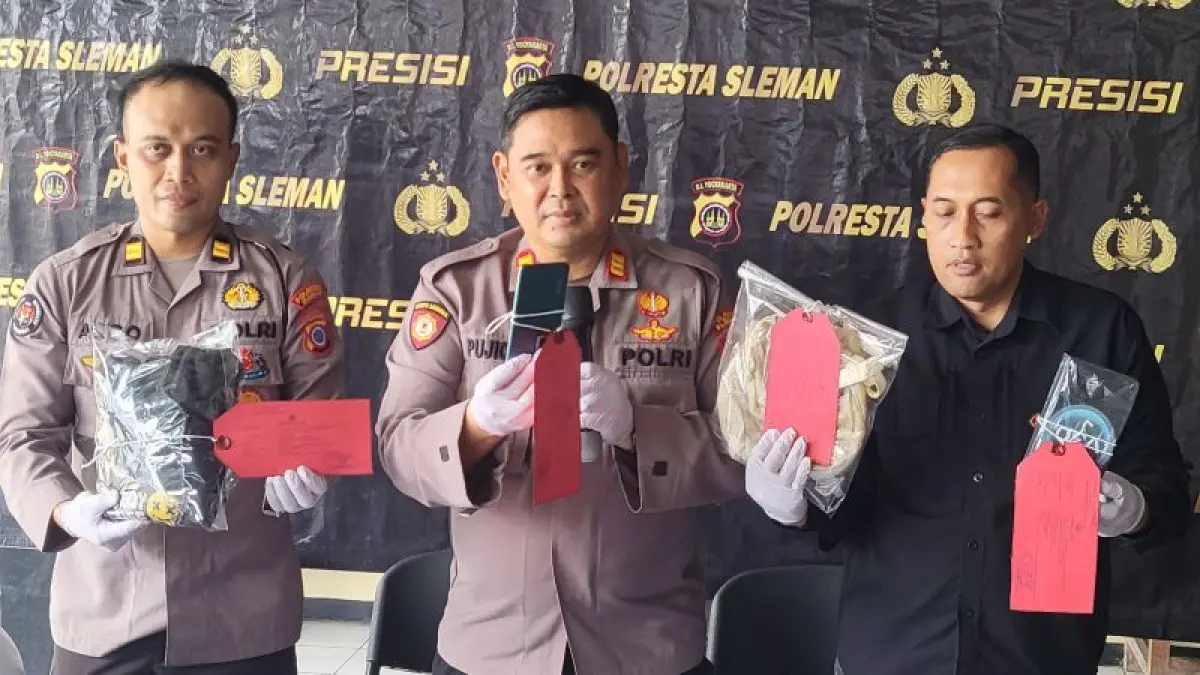 UNGKAP KASUS: Jajaran Polsek Seyegan saat menunjukkan barang bukti terkait kasus pelemparan batu yang mengakibatkan korban meinggal Rabu (8/4). (Delima Purnamasari/Radar Jogja)