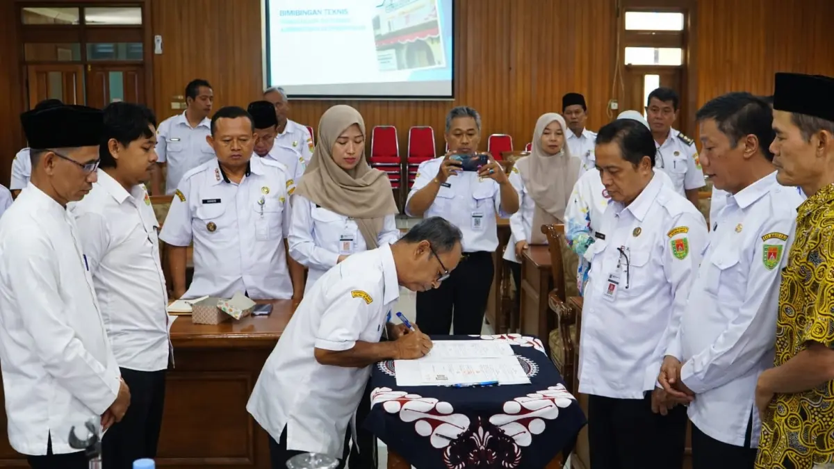 Wakil bupati Magelang didampingi kepala disdukcapil saat memimpin bimbingan teknis (bimtek) pengelolaan informasi administrasi kependudukan, Rabu (8/4).