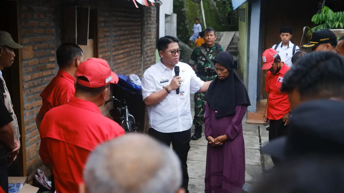 Wali Kota Magelang saat menyerahkan bantuan untuk korban longsor 