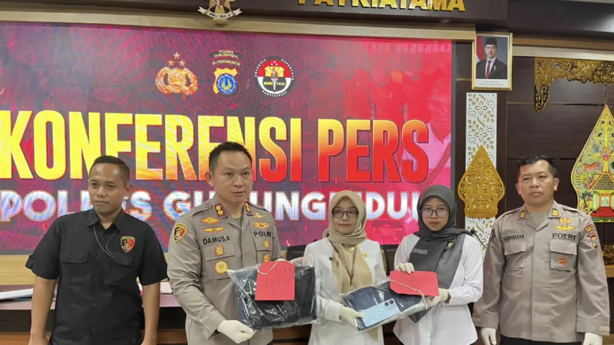 Yusuf Bastiar/Radar Jogja: Kapolres Gunungkidul AKBP Damus Asa sedang menunjukkan barang bukti tersangka dalam kasus kekerasan seksual pada anak dibawah umur.