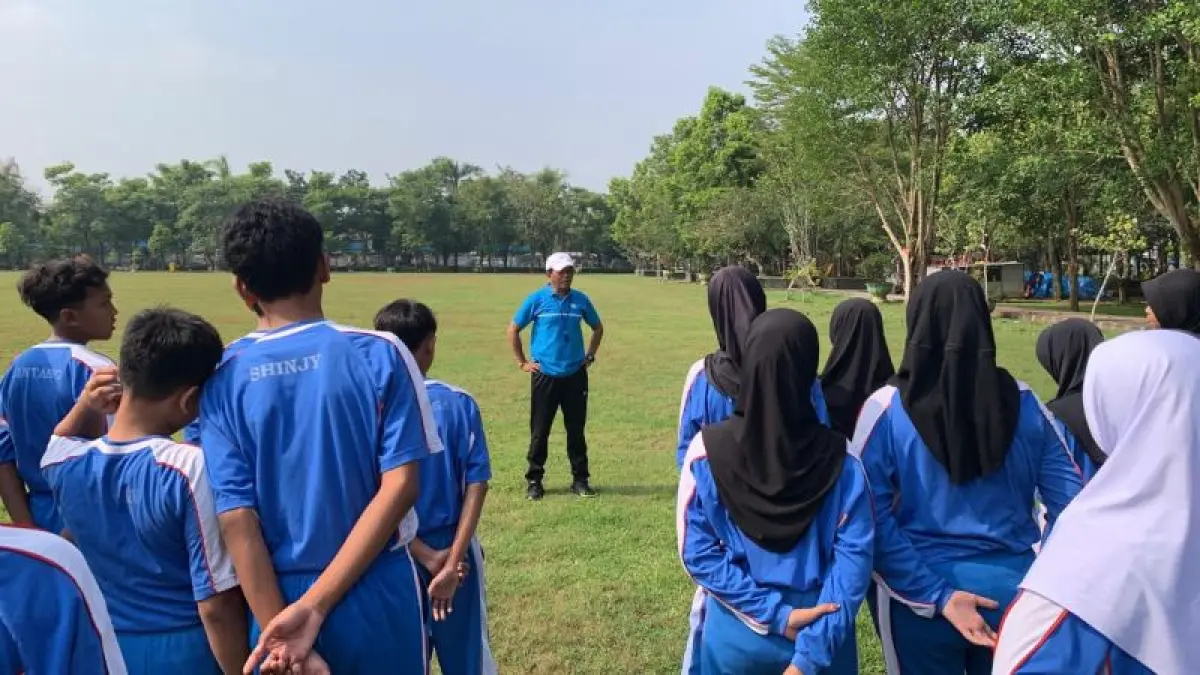 BANYAK: Suharyadi memberikan materi ke siswa dengan menggabungkan dua kelas. (ANOM BAGASKORO/RADAR JOGJA)