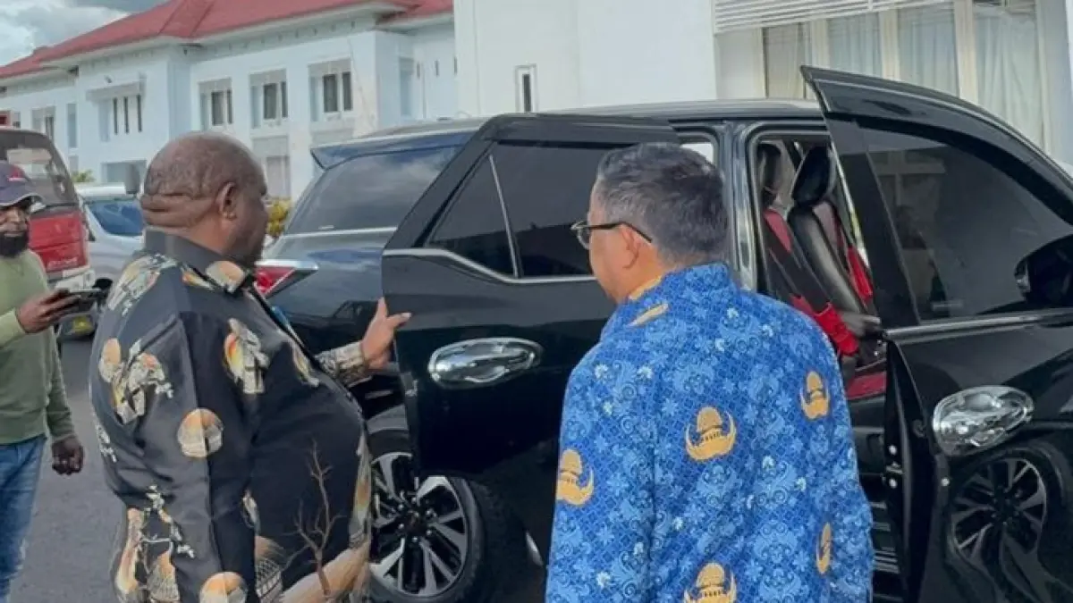 
KEMBALIKAN INVENTARIS: Asisten Bidang Perekonomian dan Pembangunan Setda Provinsi Papua Pegunungan, Elai Giban, S.E., M.M., (tengah) saat menyerahkan aset Pemkab Yahukimo berupa Mobil Toyota Fortuner VRZ TRD 4×2 tahun 2019 yang sebelumnya dipakai sebagai inventarisnya.Setda Kab.Yahukimo
