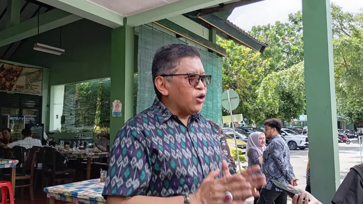 KRITIK : Sekretaris Jenderal (Sekjen) PDI Perjuangan Hasto Kristiyanto seusai melakukan pertemuan di Balai Kota Jogja, Kamis (9/4/2026). (IWAN NURWANTO)
