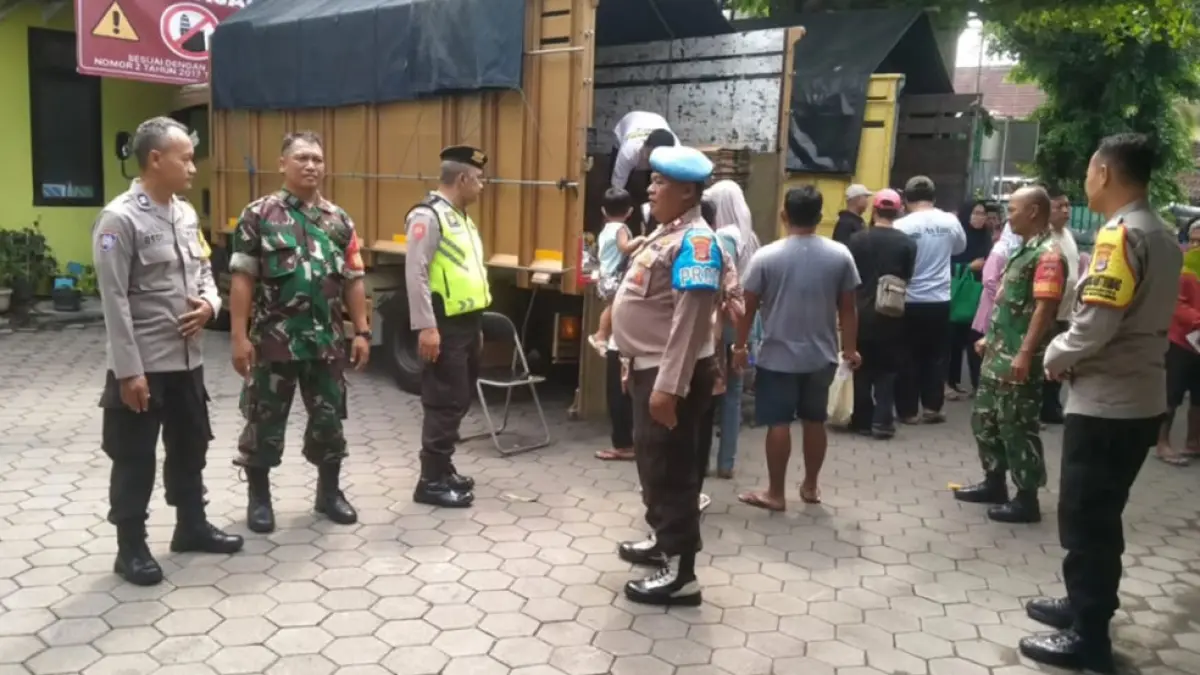 PASTIKAN AMAN DAN TERTIB: Personel Polsek Mantrijeron bersama jajaran Koramil saat pengamanan penyaluran bantuan beras dan minyak goreng bagi masyarakat di kantor Kemantren Mantrijeron, Rabu (8/4). Polsek Mantrijeron
