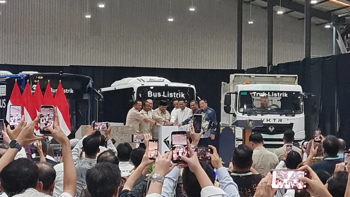 Presiden Prabowo Subianto saat menekan sirine yang menandai peresmian pabrik perakitan kendaraan komersial berbasis listrik di Magelang, Kamis (9/4/2026). (NAILA NIHAYAH/RADAR JOGJA)