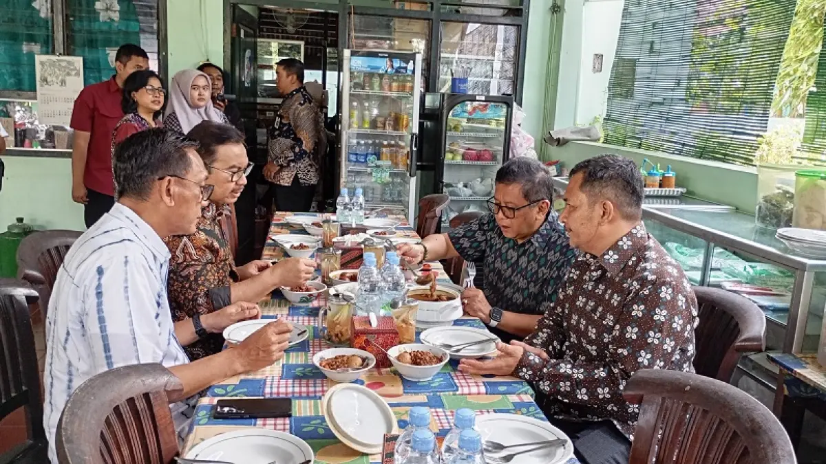 NIKMAT:&nbsp;Sekretaris Jenderal (Sekjen) PDI Perjuangan Hasto Kristiyanto didampingi Wali Kota Jogja Hasto Wardoyo, Wakil Wali Kota Jogja Wawan Harmawan, dan Ketua DPC PDI Perjuangan Kota Jogja Eko Suwanto kala menikmati brongkos di kantin Balai Kota, Kamis (9/4/2026). IWAN NURWANTO/RADAR JOGJA