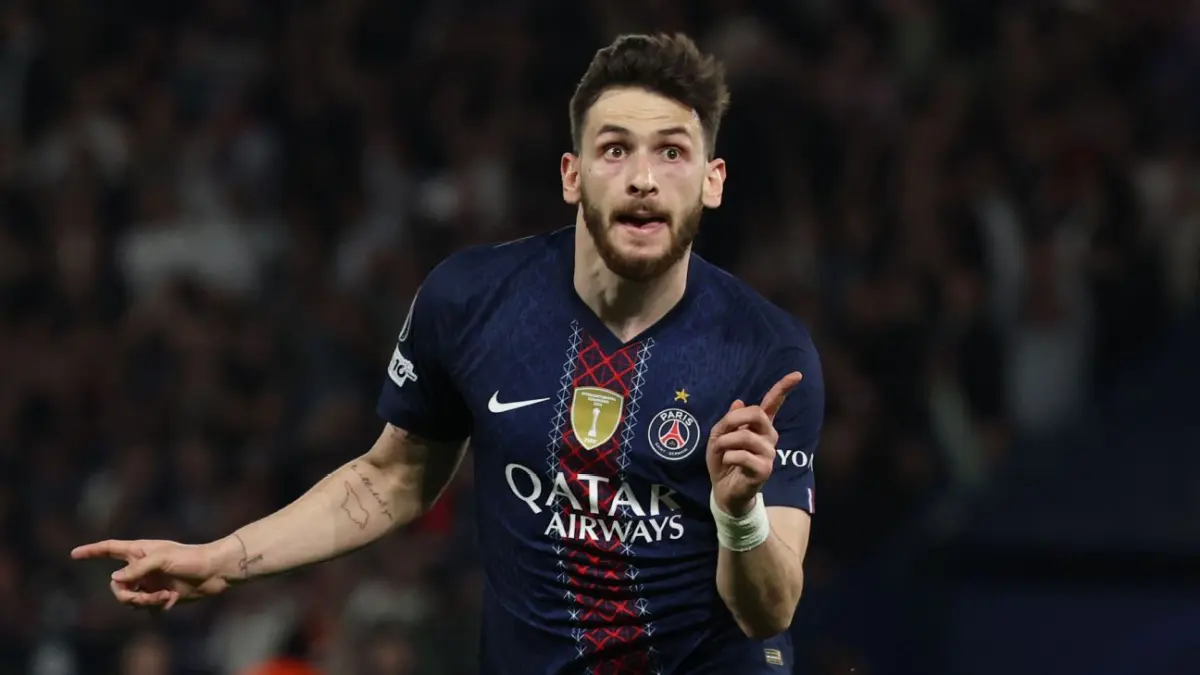 Selebrasi Khvicha Kvaratskhelia setelah mencetak gol solo run ke gawang Liverpool di leg pertama perempat final Liga Champions di Parc des Princess, Kamis (9/4)