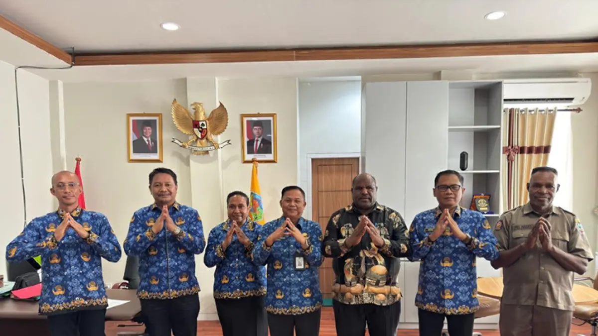 SIKAP KETELADANAN: Elai Giban (tiga dari kanan) foto bersama dengan Sekretaris Daerah Kabupaten Yahukimo, Redison Manurung, dan pejabat lainnya usai mengembalikan aset Pemkab Yahukimo di Kantor Bupati Yahukimo (2/3/2026). (Setda Kab.Yahukimo)