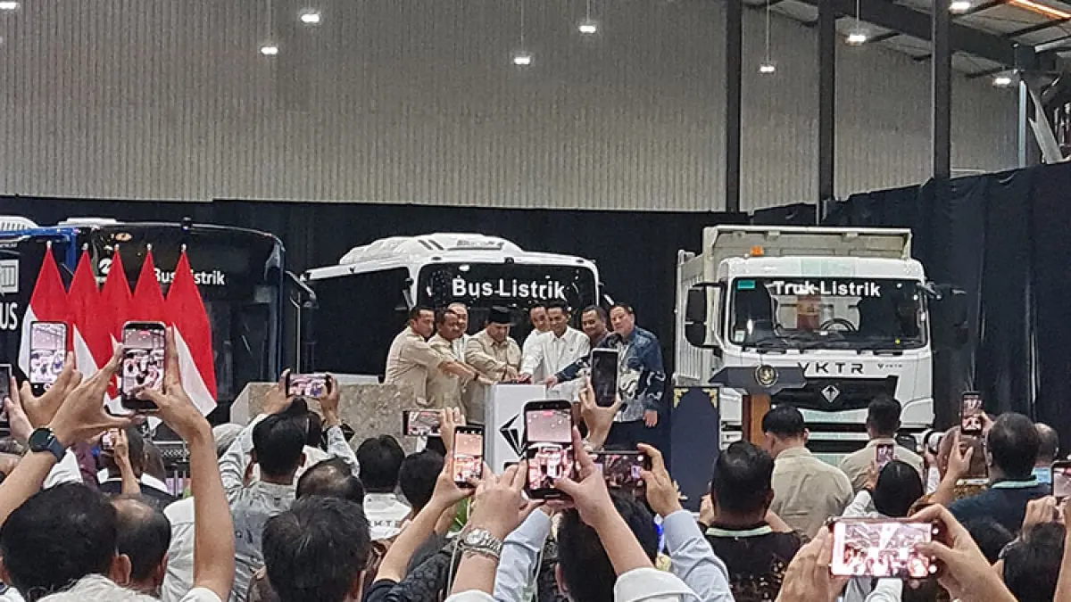 SIMBOLIS: Presiden Prabowo Subianto saat menekan tombol sirine yang menandai peresmian pabrik perakitan kendaraan komersial berbasis listrik di Magelang, Kamis (9/4/2026). (Naila Nihayah/Radar Jogja)