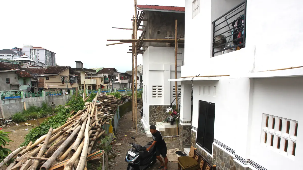 Warga beraktivitas di depan rumahnya yang menjadi bagian dari proyek revitalisasi permukiman bantaran sungai menjadi kawasan layak huni, di Kampung Lampion atau Kampung Ledok Code, Kotabaru, Kota Jogja, kemarin (9/4). 