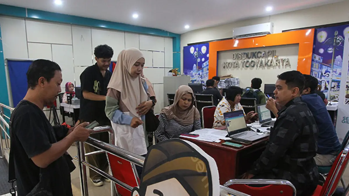WORK FROM OFFICE: Petugas melayani warga yang melakukan perekaman e-KTP di Mal Pelayanan Publik (MPP) Disdukcapil Kota Jogja, di kompleks Balai Kota Jogja, di tengah penerapan kebijakan WFH pada sebagian instansi, kemarin (10/4). (Guntur Aga Tirtana/Radar Jogja)