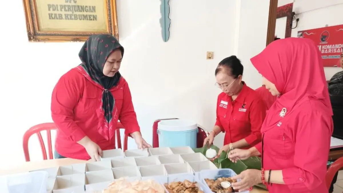 AKSI SOSIAL : DPC PDI Perjuangan Kebumen menggelar bakti sosial bertajuk Dapur Marhaen dan Pengobatan Gratis bagi masyarakat umum, Jumat (10/4). (M Hafied/Radar Jogja)