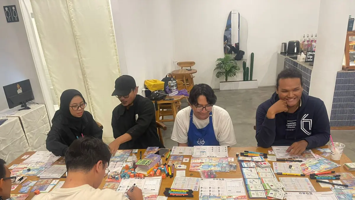 ASYIK: Anggota Komunitas Board Game Yogyakarta (Koboy) saat memainkan board game. (DOKUMENTASI KOBOY)