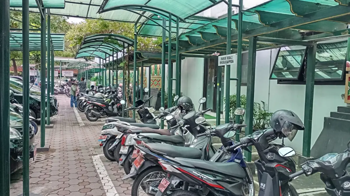 BANYAK MOTOR : Area parkir pada salah satu kantor instansi di Pemkot Jogja yang penuh dengan kendaraan bermotor pada Jumat (10/4/2026). (Iwan Nurwanto/Radar Jogja)