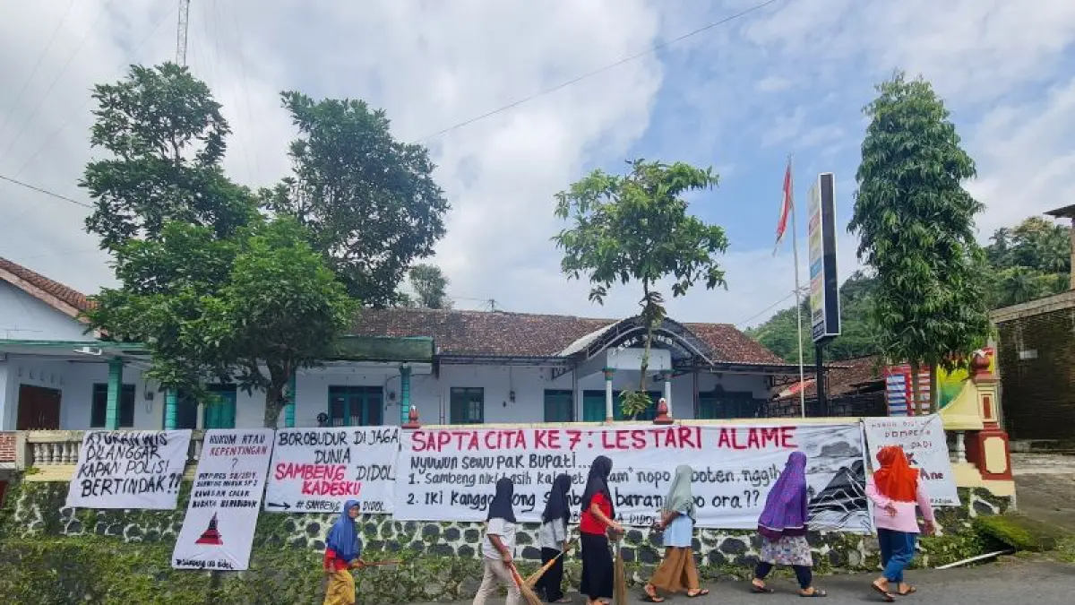 BENTUK PROTES: Warga Sambeng menolak segala bentuk penambangan di wilayahnya dengan memasang banner di depan balai desa. (NAILA&nbsp;NIHAYAH/RADAR JOGJA)