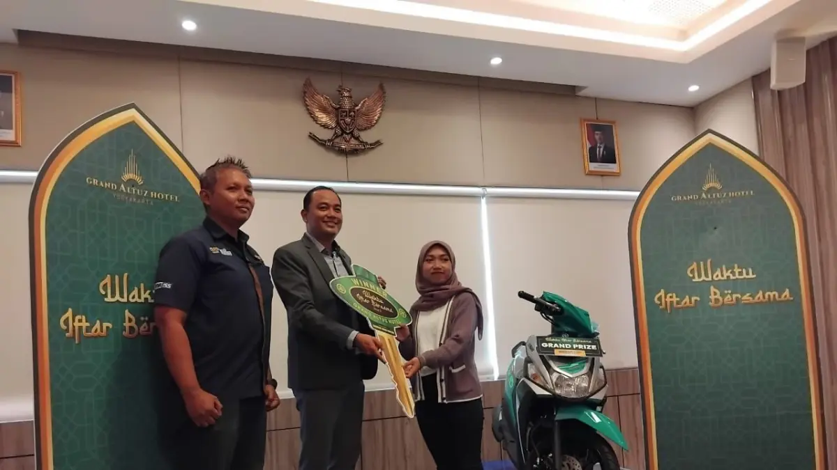  Ista Kurrohmah mendapat hadiah motor saat berbuka puasa di Grand Altuz Hotel Seturan Yogyakarta