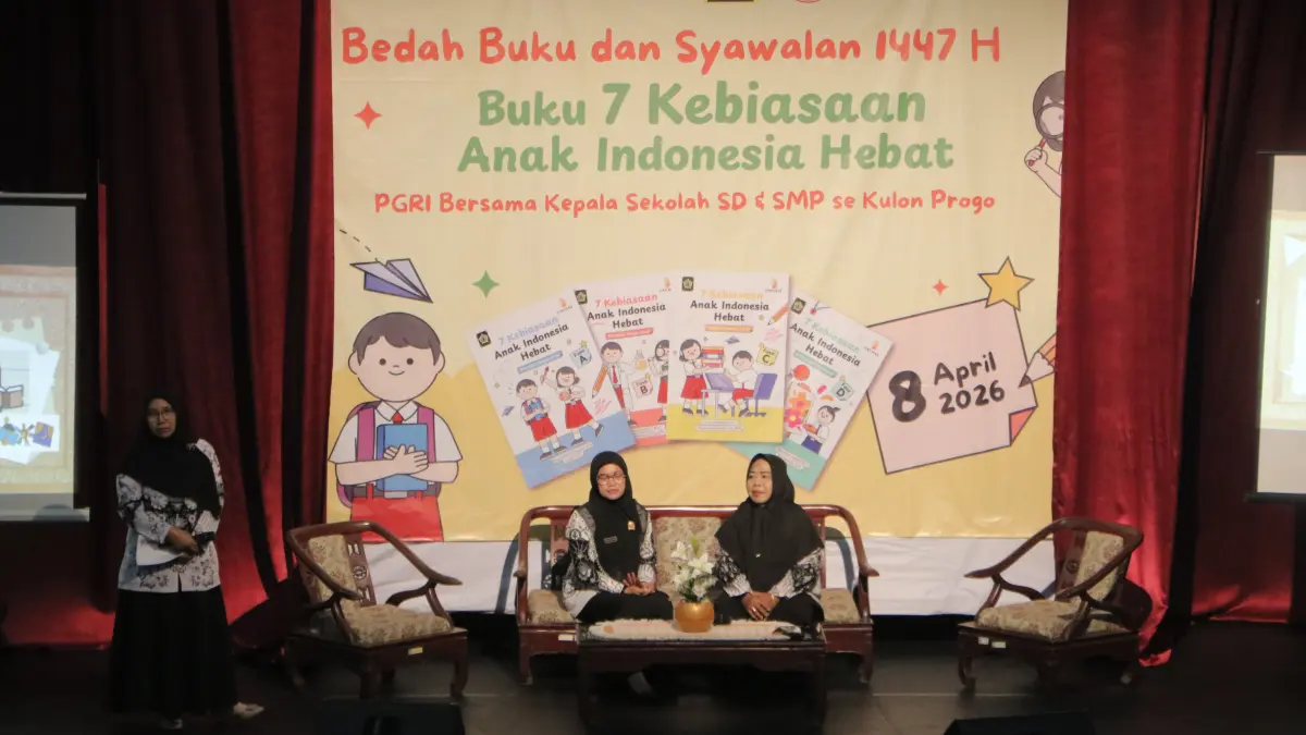 JAWAB TANTANGAN: Salah satu penulis buku Tujuh Kebiasaan Anak Indonesia Hebat menyampaikan isi tulisannya saat bedah buku. (Dokumentasi Pemkab Kulon Progo)