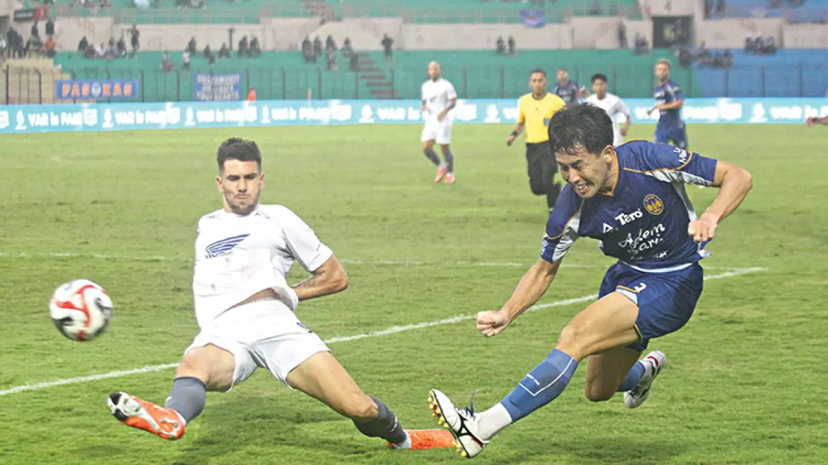KETAT: Pemain PSIM Jogja Yusaku Yamadera (kanan) berebut bola dengan pemain PSM Makassar, di SSA Bantul, Jumat (10/4/2026). (Guntur Aga Tirtana/Radar Jogja)