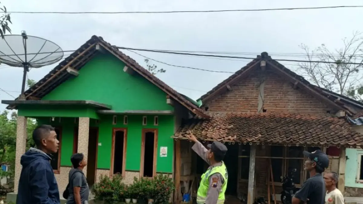 OLAH TKP: Personel Polsek Karanggayam mengumpulkan keterangan saksi di lokasi kejadian dua pekerja yang tersengat listrik. (Dokumentasi Polres Kebumen)