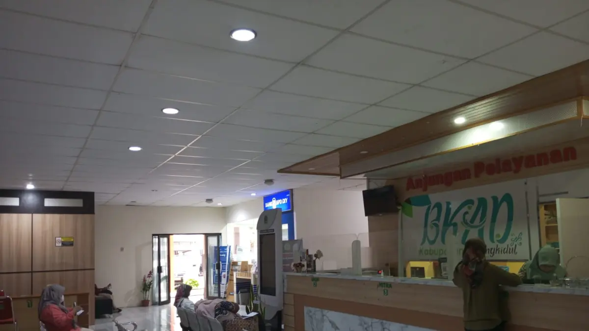 Pelayanan publik di sektor perpajakan BKAD Gunungkidul terlihat tetap melayani masyarakat pada hari pertama diterapkannya WFH - Yusuf Bastiar/Radar Jogja