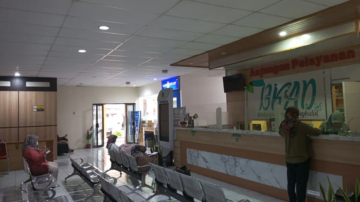 Pelayanan publik di sektor perpajakan BKAD Gunungkidul terlihat tetap melayani masyarakat pada hari pertama diterapkannya WFH. Yusuf Bastiar/Radar Jogja
