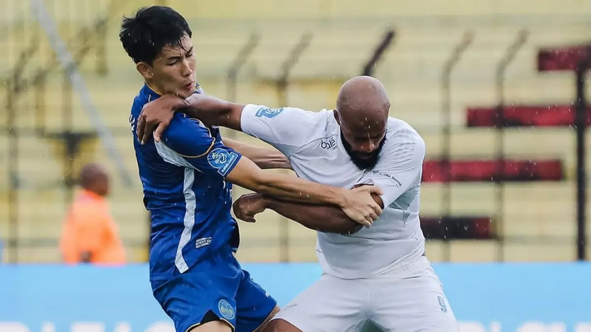 Pemain bertahan PSIM Jogja, Yusaku Yamadera saat berusaha merebut bola dari pemain PSM Makassar (Instagram PSIM)