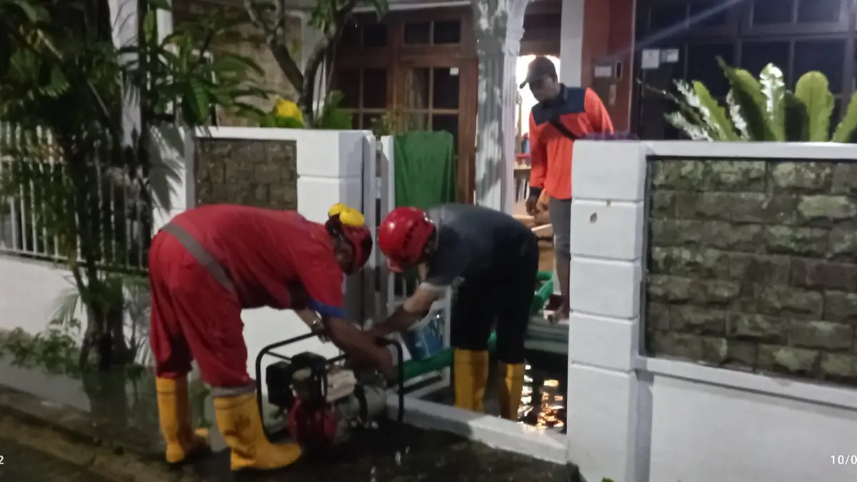 Penanganan banjir di rumah warga di Gamping dengan penyedotan Jumat (10/4). (Dokumentasi BPBD Sleman)