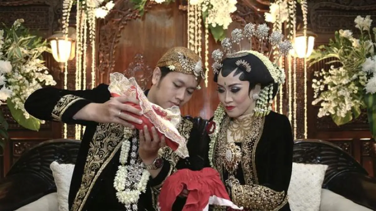 Pengantin melakukan tradisi adat pernikahan Yogyakarta Tempa Kaya. (Website/Seputer Pernikahan)