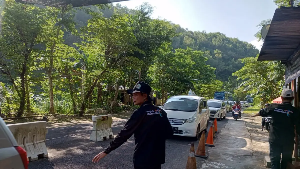 Petugas Pos TPR JJLS sedang melayani wisatawan pada beberapa waktu lalu - Yusuf Bastiar/Radar Jogja