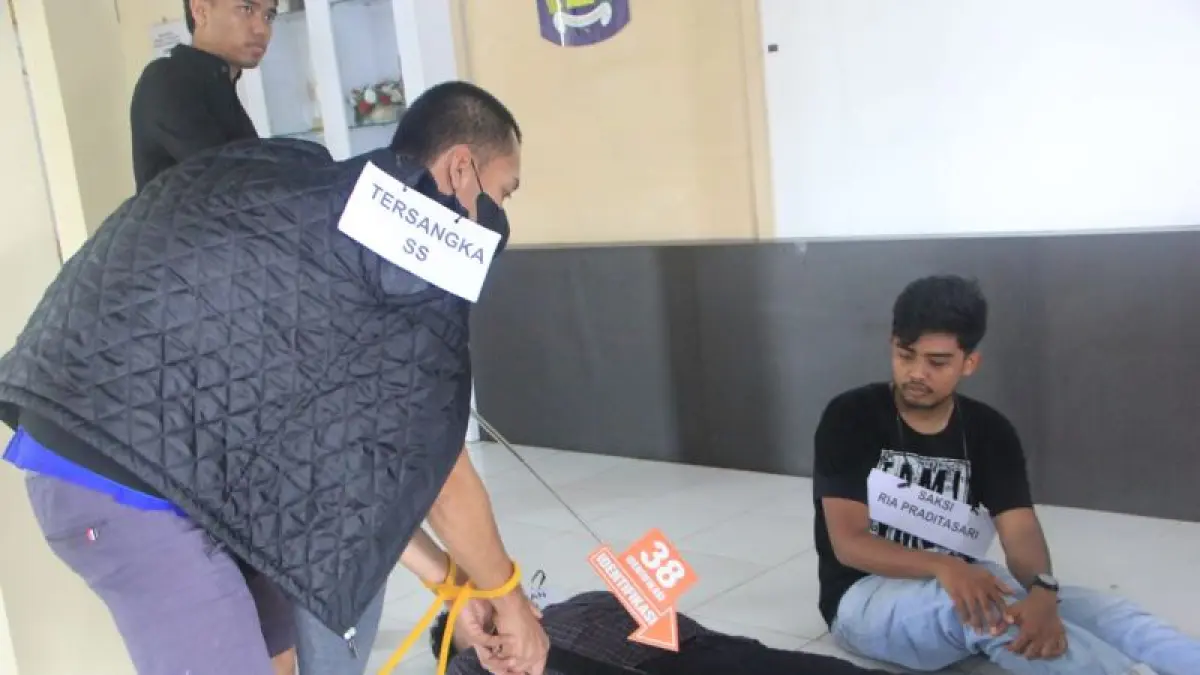 REKA ADEGANG:&nbsp;Tersangka SS dan SF sedang melakukan rekonstruksi kasus pembunuhan yang menimpa KYR. (Dokumentasi Polres Bantul)
