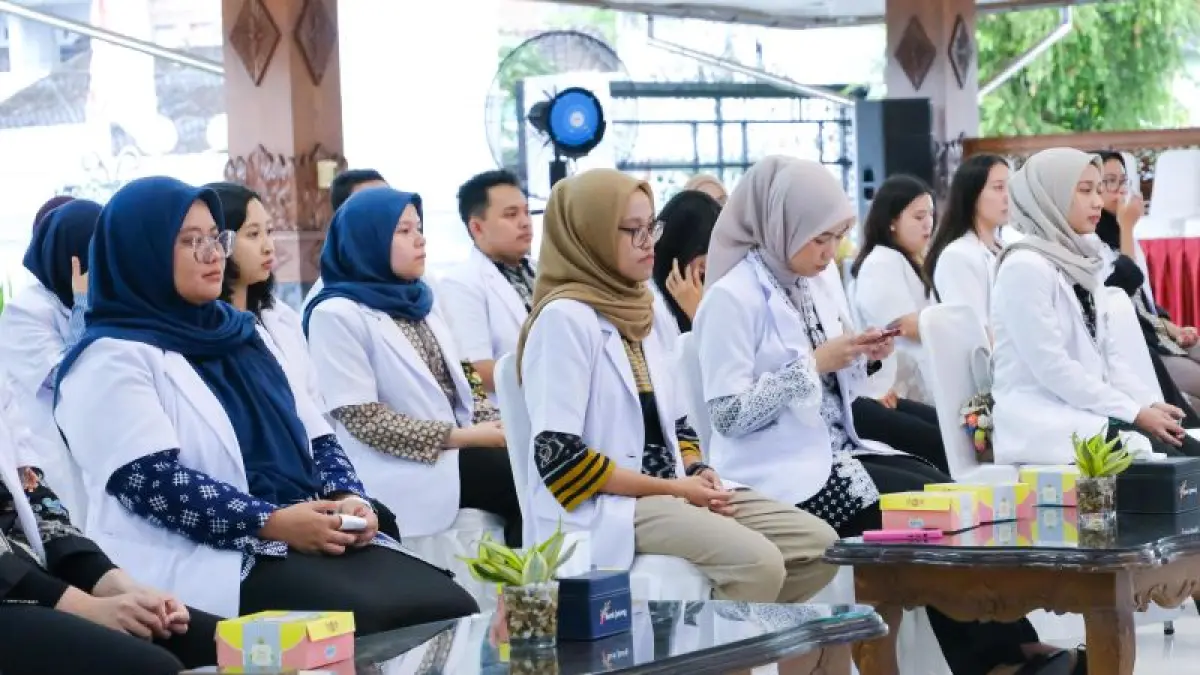 SAMBUTAN HANGAT: Wali Kota Magelang didampingi wakilnya saat bertemu dengan para tenaga medis muda pada acara sarasehan di Pendopo Pengabdian Jumat (10/4). (Dokumentasi Prokompim Kota Magelang)