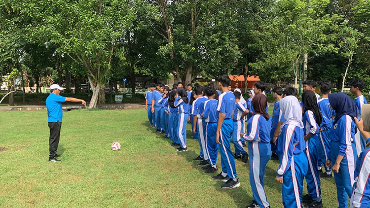SINGLE FIGHTER: Suharyadi tetap semangat walau harus mengajar dari pagi hingga sore hari. Ia satu-satunya guru olahraga di sekolah dengan 18 kelas itu. (Anom Bagaskoro/Radar Jogja)