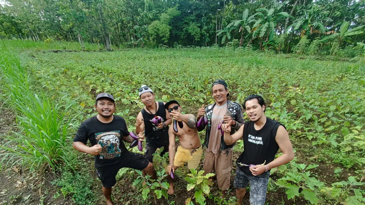 Para petani punk Gunungkidul saat menggarap lahan pertaniannya. (Dokumen Komunitas Petani Punk Gunungkidul)