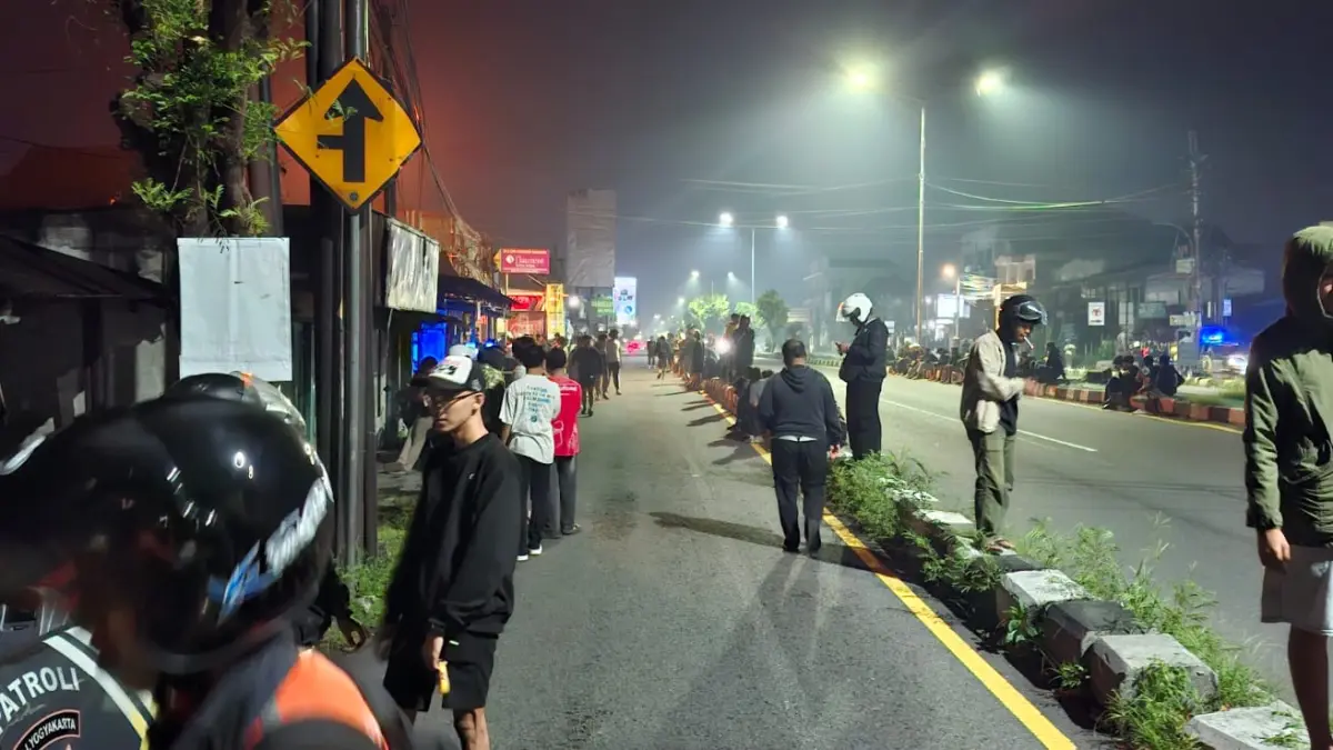 Sejumlah warga melakukan sweeping terhadap para pengendara motor yang menggunakan knalpot brong. (Dokumentasi Polresta Sleman)
