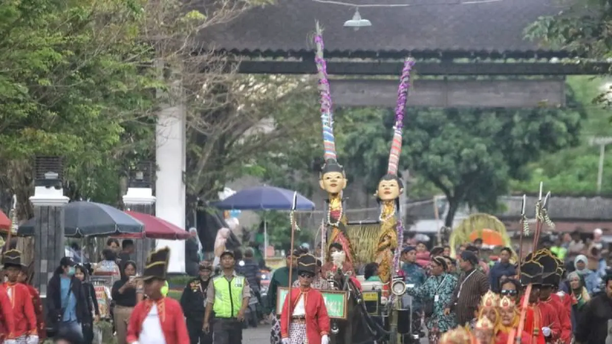 TRADISI TAHUNAN: Sepasang pengantin tebu saat diarak di area Pabrik Gula Madukismo Sabtu (11/4). KEgiatan ini menandai dimulainya pelaksanaan musim giling tebu pada Mei mendatang. (Elang Kharisma Dewangga/Radar Jogja)