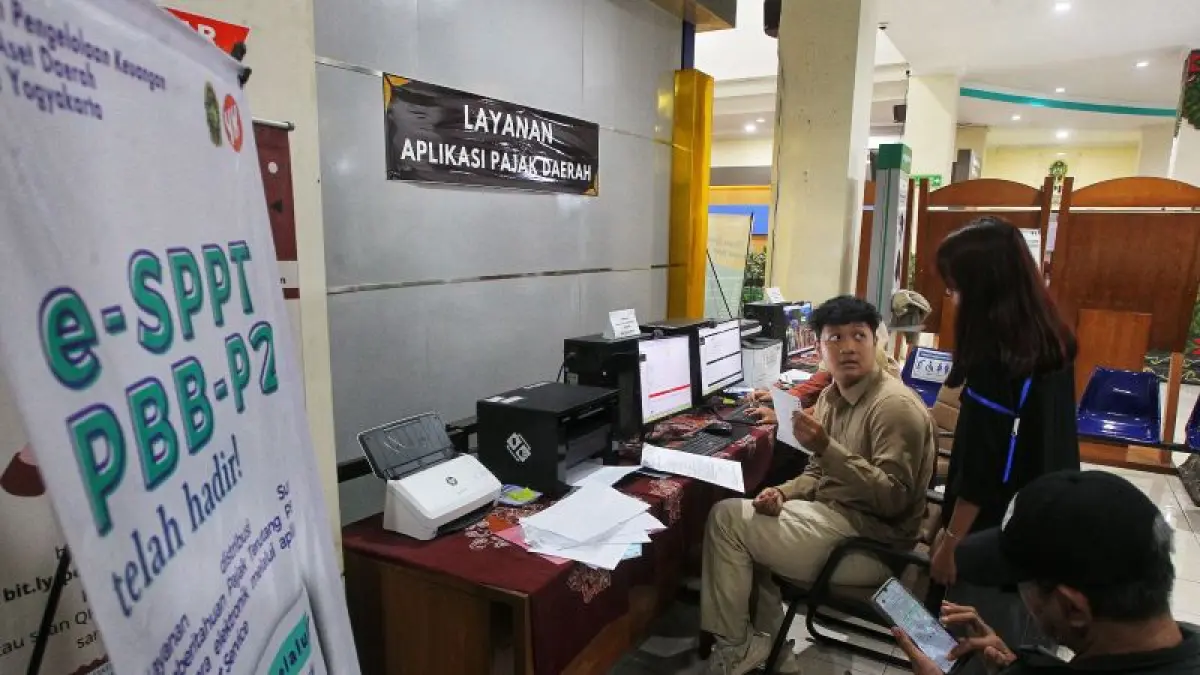 LAYANAN TETAP BUKA: Pegawai melayani masyarakat yang mengurus pajak daerah di Mal Pelayanan Publik (MPP) Pemkot Jogja Jumat (10/4). Pengawasan virtual pegawai selama penerapan kebijakan WFH dilakukan melalui pemantauan kinerja berbasis digital.&nbsp;(GUNTUR AGA TIRTANA/RADAR JOGJA)