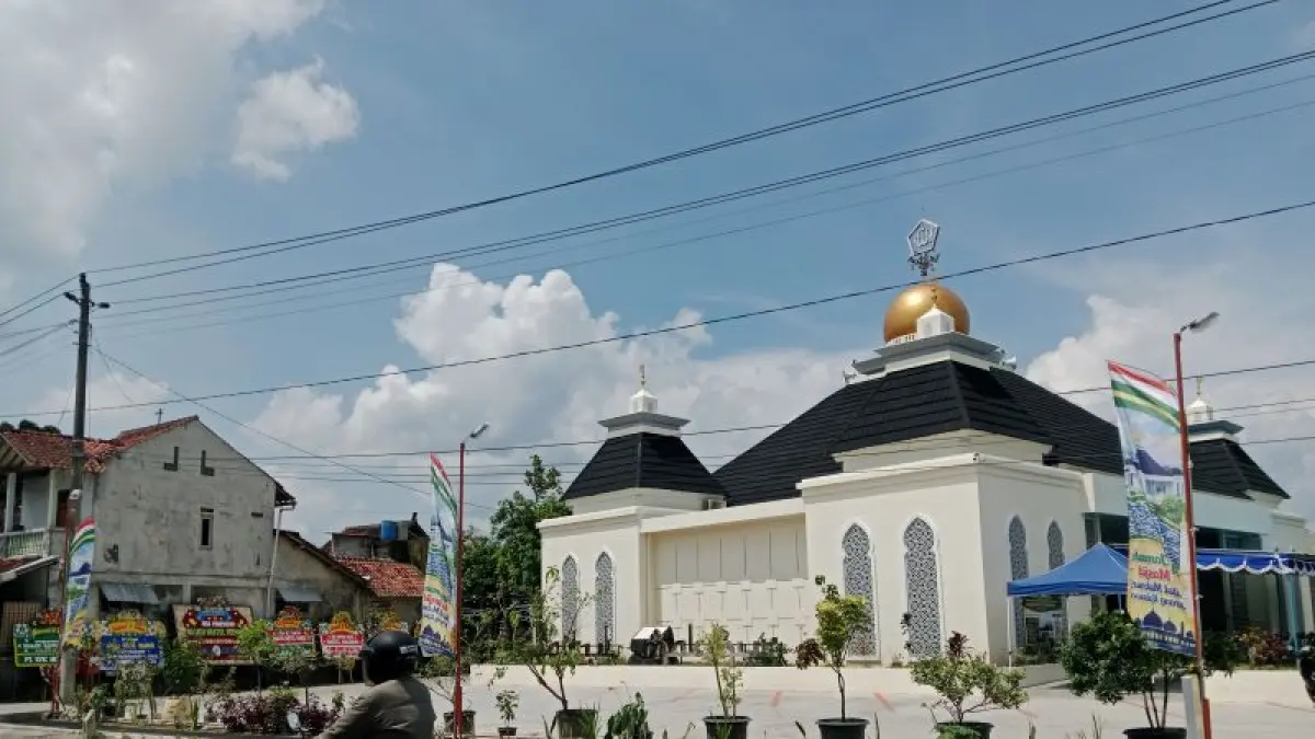 BANGUNAN BARU: Masjid Baitul Makmur yang berada di Karang Kalasan, Tirtomartani, Kalasan selesai dibangun dengan konsep semi-modern. (Delima&nbsp;Purnamasari/Radar Jogja)