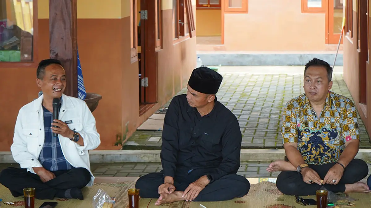 Dari kiri ke kanan: Anggota Komisi C DPRD DIY Suharno, Amir Syarifudin dan Lilik Syaiful Ahmad menyerap aspirasi masyarakat saat kunjungan dalam daerah ke Gunungkidul.