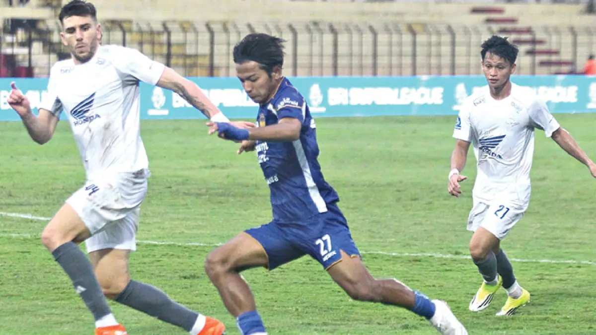 KESEIMBANGAN: Pemain PSIM Jogja Riyatno Abiyoso (tengah) saat menggiring bola dibayangi para pemain PSM Makassar di Stadion Sultan Agung (SSA) Bantul, Jumat (10/4/2026). (Foto: Guntur Aga Tirtana/Radar Jogja) 