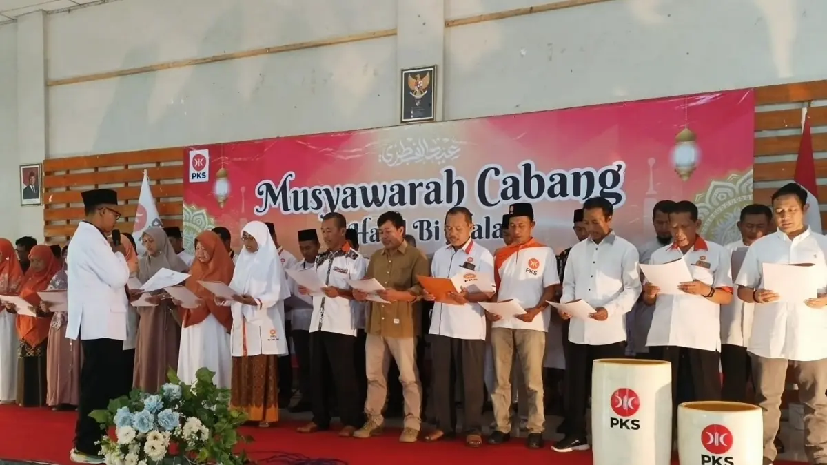 Ketua DPD PKS Kebumen Pramono memandun prosesi pelantikan para pengurus PKS tingkat kecamatan. (M Hafied/Radar Jogja)