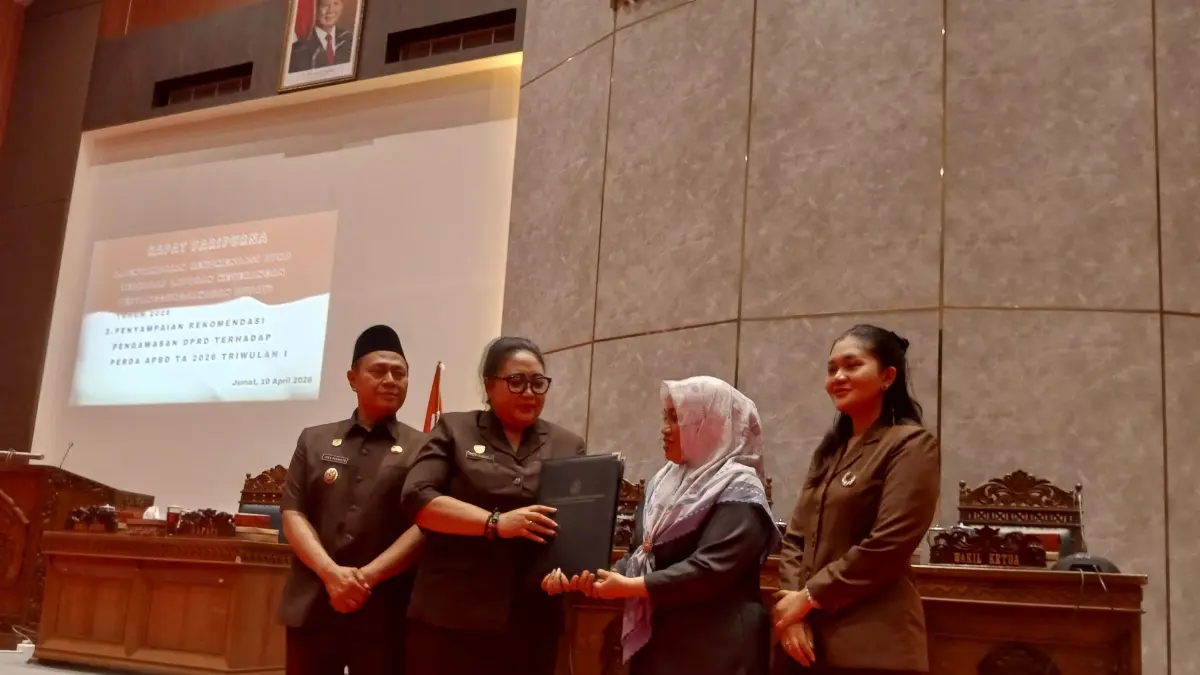 Ketua DPRD Gunungkidul Endang Sri Sumiyartini sedang menyerahkan rekomendasi kepada Pemkab Gunungkidul pada rapat paripurna akhir pekan kemarin.