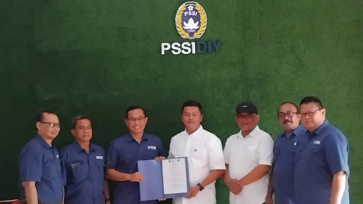 Ketua terpilih Askab PSSI Sleman Deny Ardianta dan Ketua Umum Asprov PSSI DIJ Dessy Arfianto bersama jajaran Forum Sepak Bola Sleman di Kantor Asprov PSSI DIJ, Baciro, Minggu (12/4) pagi. Rizky Wahyu/Radar Jogja&nbsp;