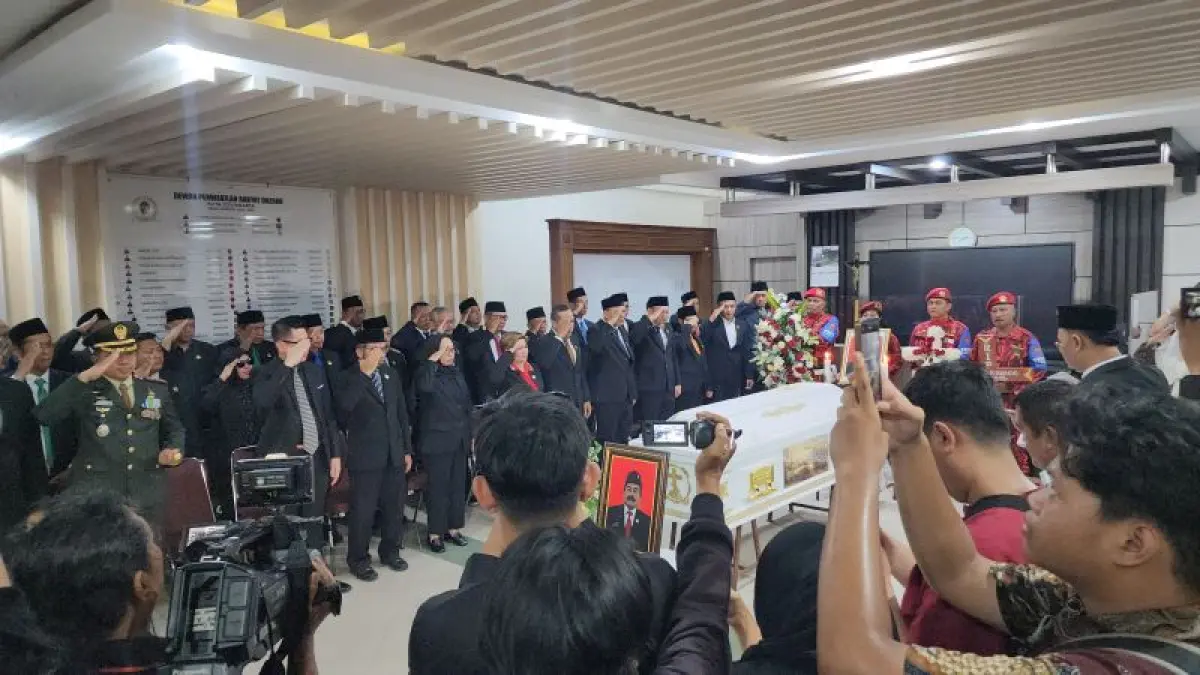 KHIDMAT:&nbsp;Suasana penghormatan terakhir kepada Subagyo sebelum dikebumikan di Kantor DPRD Kota Jogja Minggu (12/4). (IWAN&nbsp;NURWANTO/RADAR JOGJA)